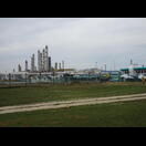 Der Anfang des riesigen Geländes mit einer Raffinerie des Mineralölkonzerns Petronas